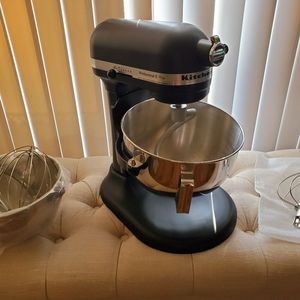 KitchenAid QUARTS* 4.7 LITERS* Bowl -Lift Design for large quantities.